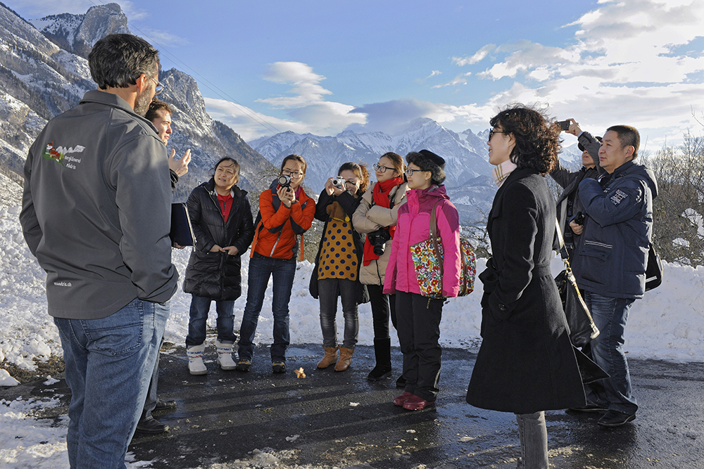 Reisefachspezialisten aus China besuchen die Bergkäserei. Bild: Comet Photoshopping GmbH, Ueli Meier Reisefachspezialisten aus China besuchen die Bergkäserei. Bild: Comet Photoshopping GmbH, Ueli Meier