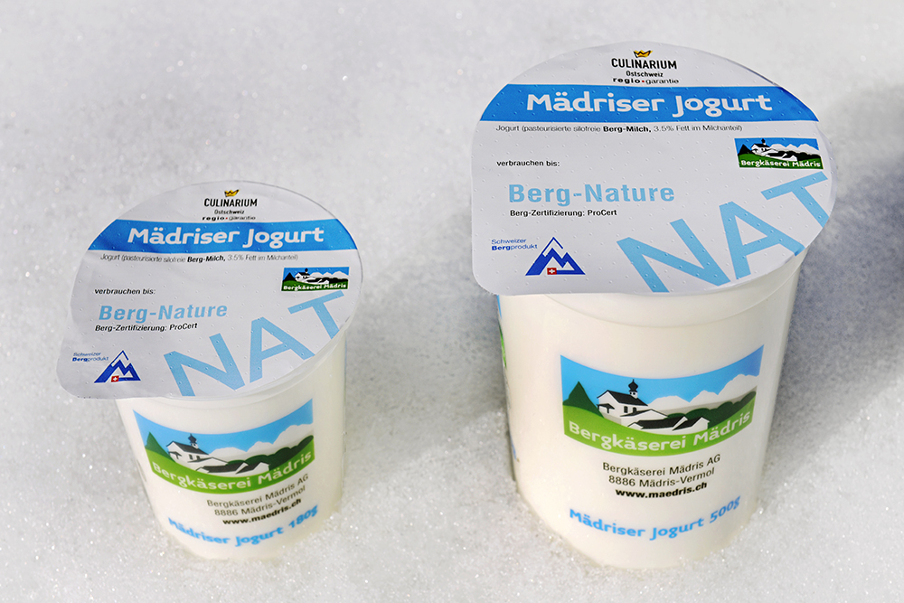 Mädriser Jogurt Berg-Nature, Becher à 180g und 500g. Bild: Comet Photoshopping GmbH, Ueli Meier Mädriser Jogurt Berg-Nature, Becher à 180g und 500g. Bild: Comet Photoshopping GmbH, Ueli Meier