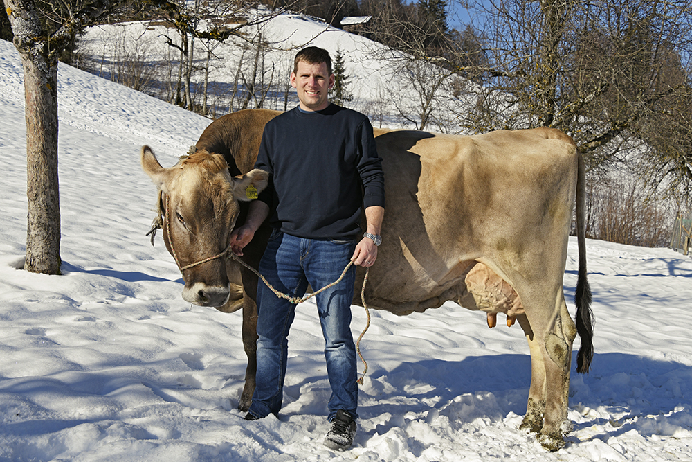 Daniel Schwitter mit Braunviehkuh Rafi. Bild: Comet Photoshopping GmbH, Ueli Meier Daniel Schwitter mit Braunviehkuh Rafi. Bild: Comet Photoshopping GmbH, Ueli Meier
